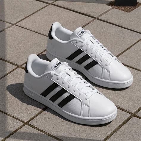 Tenis adidas hombre .